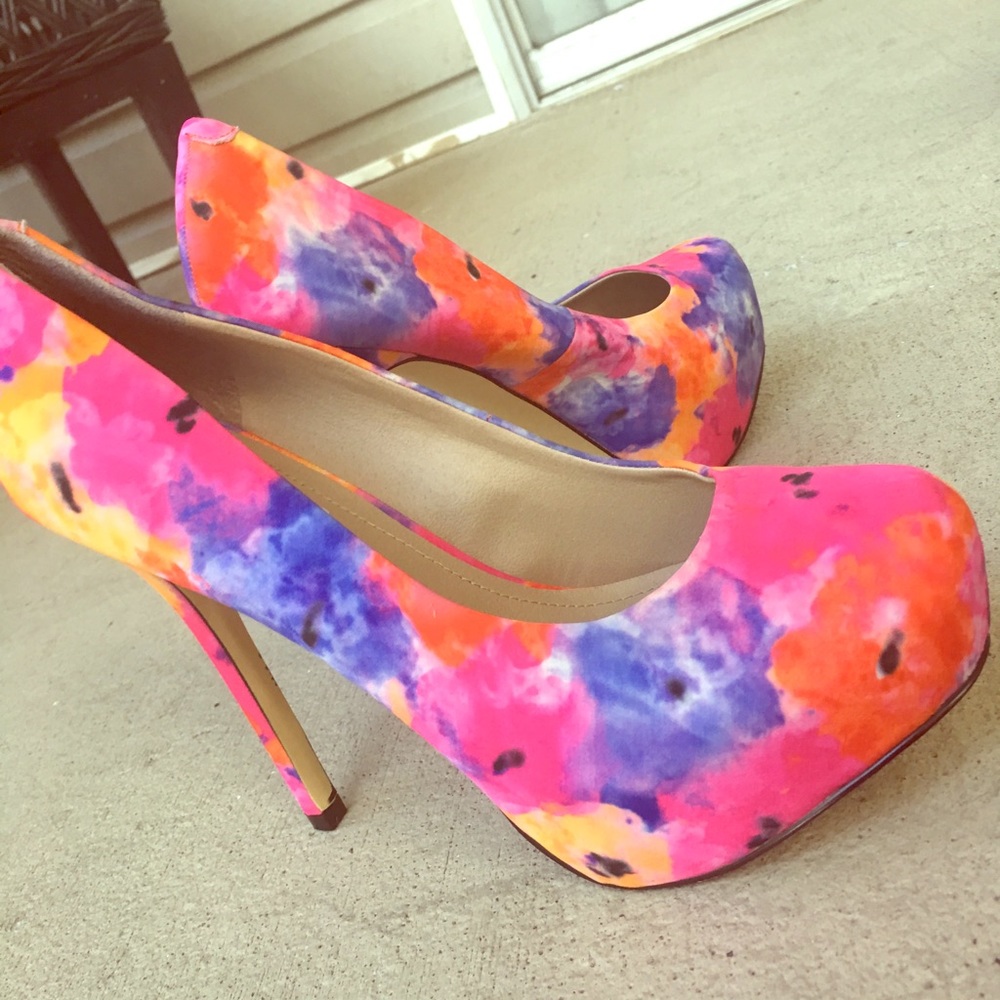 Women’s multicolored floral pumps